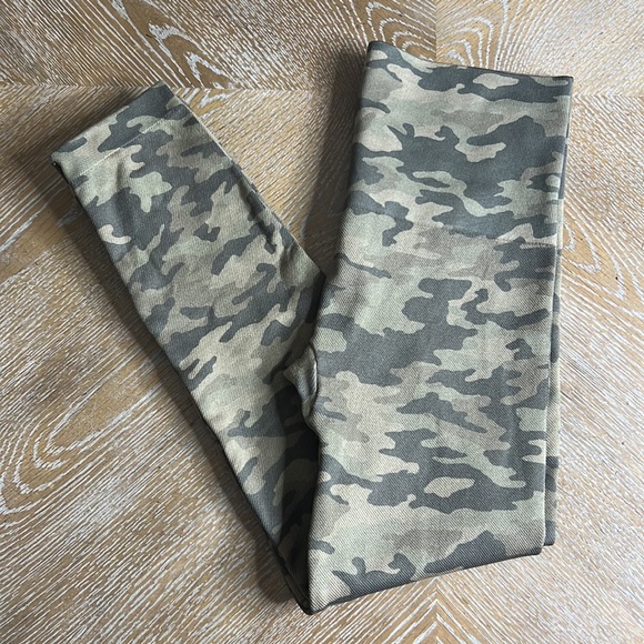 SPANX Look at Me Now Seamless Green Camo Cropped Leggings S - Picture 11 of 11